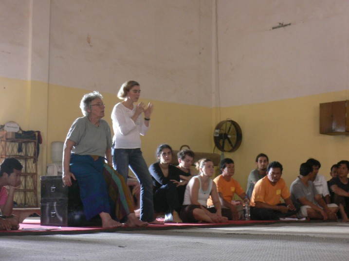 A. Mnouchkine, A. Thompson, S.  Beheshti, D. Bellugi-Vannuccini, D. Cottu pendant un atelier à Battambang, janvier 2008. ⓒ E. Canto.