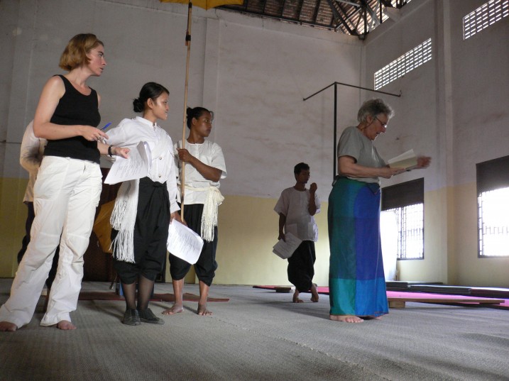 A. Thompson, San M. et A. Mnouchkine lors d’une séance de travail à Battambang ⓒ E. Canto, 2008.