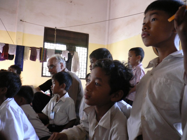 Maurice Durozier et les enfants de Phare Ponleu Selpak lors d'une séance de travail ⓒ Everest Canto, 2008.