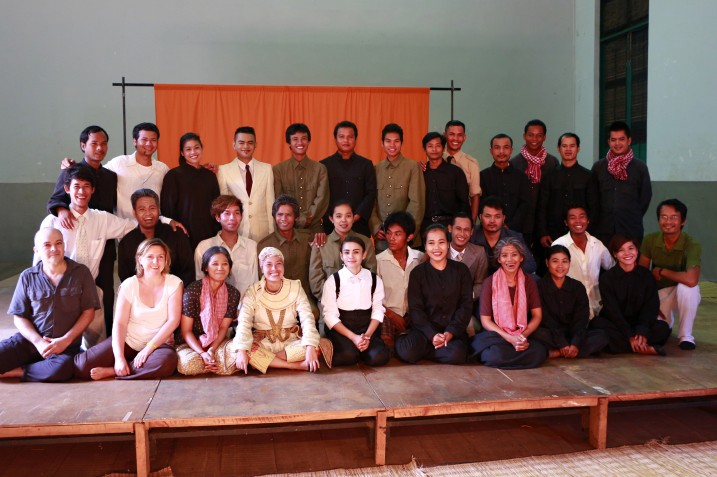 photo de la troupe, Battambang ⓒ Rotha Moeng, 2013.
